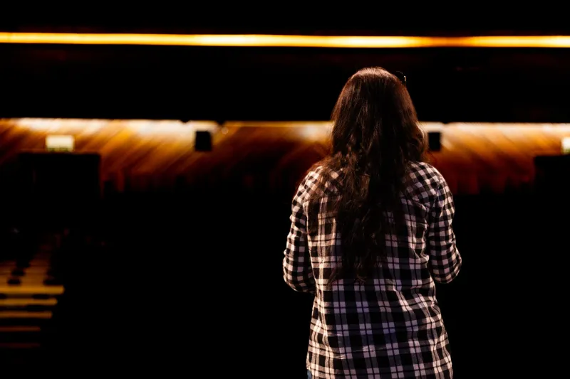 What Apple Doesn't Say: How Strategic Silence in Tech Presentations Can Make You a More Powerful English Communicator